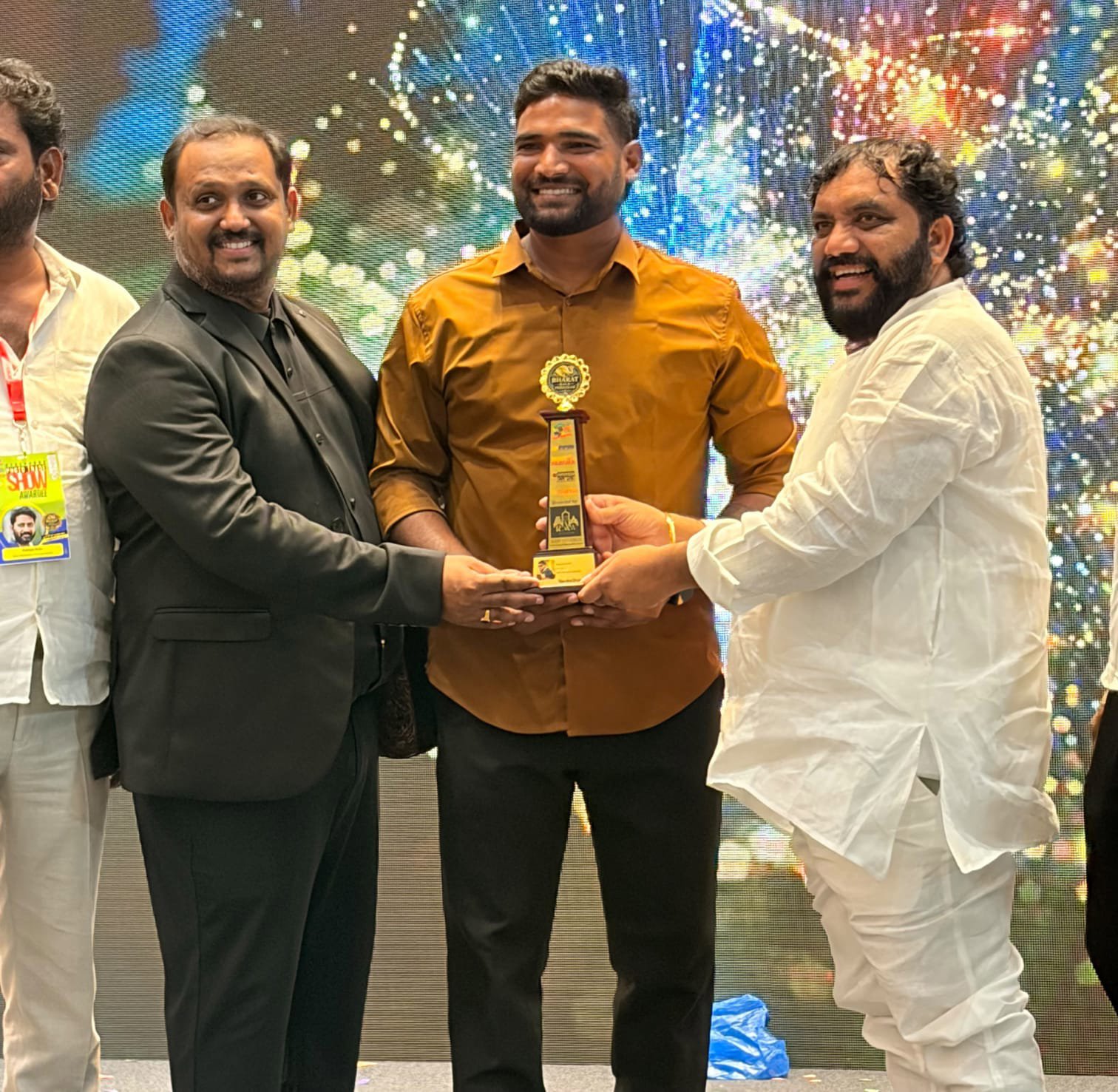 కెమెరాతో కలల చిత్రాలు.. అవార్డులతో నవీన్ ఖ్యాతి!