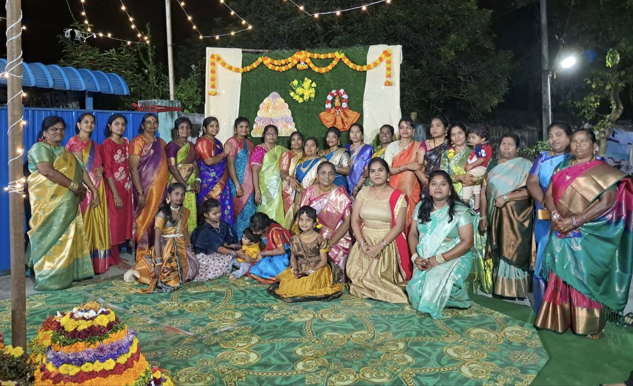నేటి చర్చ : సింగరేణి ,రుద్రంపూర్, భద్రాద్రి కొత్తగూడెం జిల్లా, అంగరంగ వైభవంగా సద్దుల బతుకమ్మ వేడుకలు కార్మిక వాడల్లో.